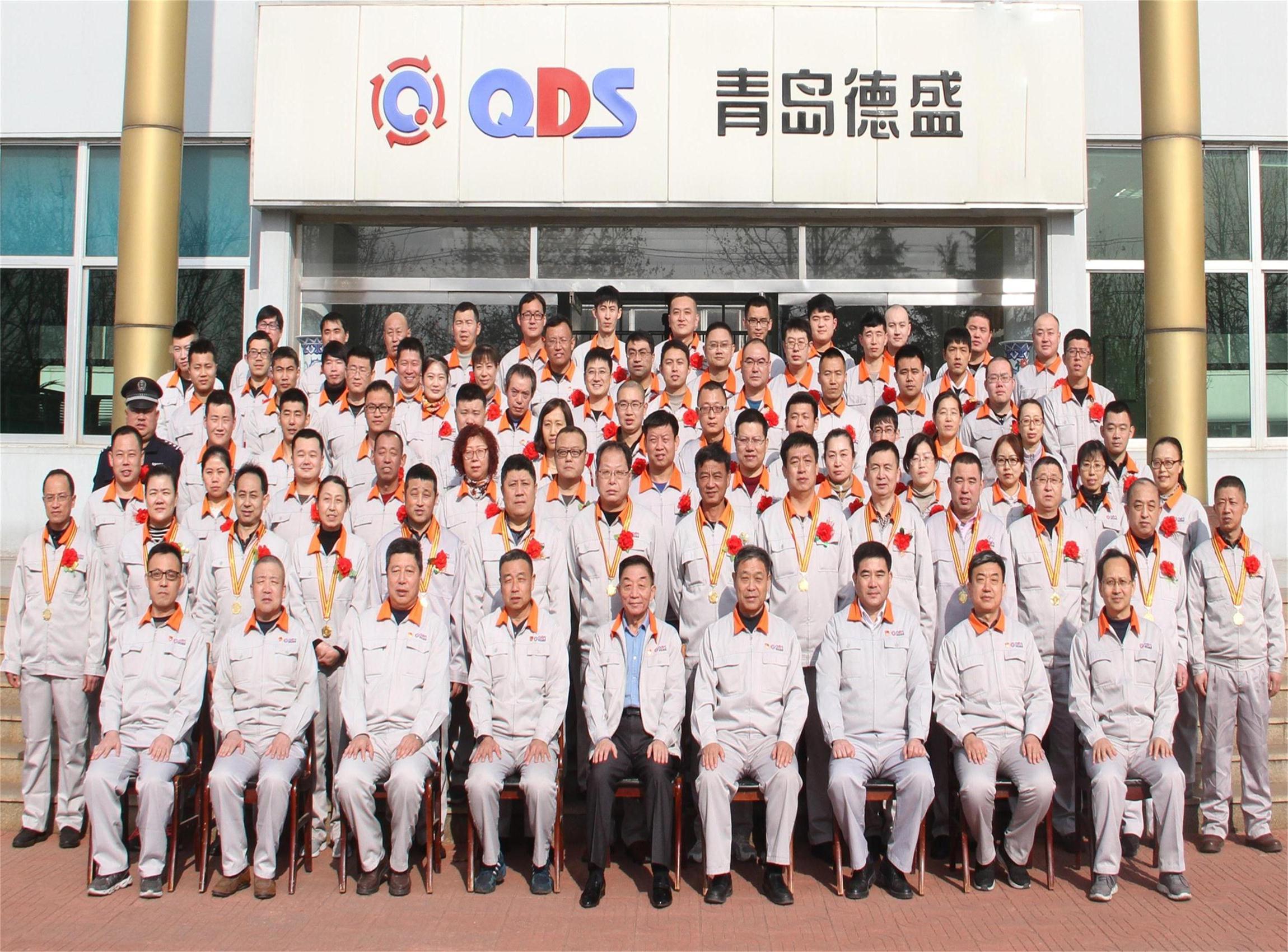 董事長孫佩璋及全體高管與獲獎員工、榮獲獎牌員工合影